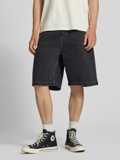 Männermodel trägt Jeansshorts mit Eingrifftaschen Modell 'Brandon' von Carhartt Work In Progress, Reine Baumwolle, Relaxed-Fit, Ganzkörperansicht von vorne. Bundweite bei Größe M: 44 cm, Innenbeinlänge: 25 cm.