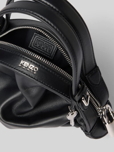 Produktfoto, schwarze Crossbody Bag mit Logo-Detail von Kenzo, glatte Struktur, silberner Reißverschluss, sichtbare Raffungen, Nahaufnahme