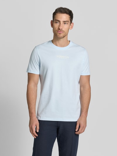 Mannenmodel draagt Regular Fit T-Shirt uit puur katoen van s.Oliver RED LABEL, effen lichtblauw, korte mouw, ronde hals, labelprint, voorkant, bovenlichaam close-up.
