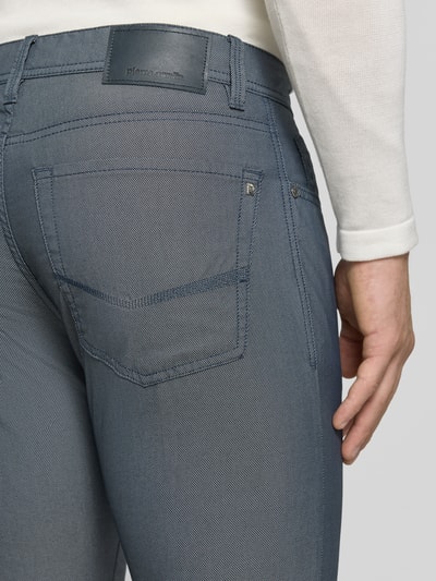 Männermodel trägt Regular Fit broek met labeldetail Model 'Lyon' van Pierre Cardin, katoenmix met stretch, fijn gestructureerd, detailopname rug.