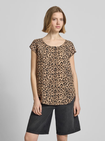 Frauenmodel trägt Regular Fit Blusenshirt aus reiner Viskose Modell 'NOVA' von Only, Optik: Allover-Muster, Rundhals, Kurzarm, abgerundet, Ganzkörperansicht von vorne.