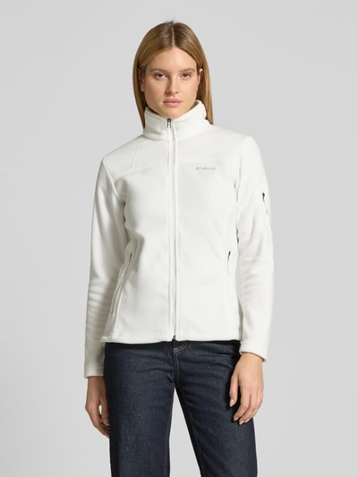Frauenmodel trägt weiße Slim Fit Fleecejacke mit Ärmeltasche Modell 'Fast Trek™ II' von Columbia, Stehkragen, Ganzkörperansicht von vorne.