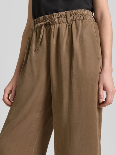 Frauenmodel trägt Regular Fit Culotte aus Lyocell Modell 'MAINE S' von Brax in Unifarbe mit elastischem Bund und Tunnelzug, Nahaufnahme Oberkörper.