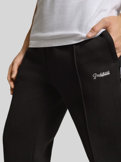 PROHIBITED Spodnie dresowe o luźnym kroju z wyhaftowanym logo i elastycznym pasem Czarny 3