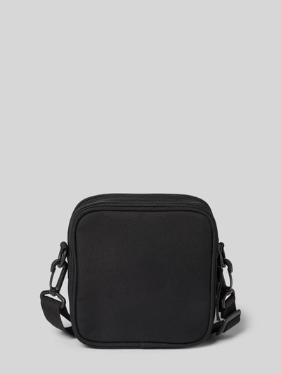 Produktfoto, Crossbody Bag mit Logo-Patch van Carhartt Work In Progress, zwart, rechthoekig, glad textuur, verstelbare schouderband, context: heren crossbody tas, gedeeld hoofdvak met ritssluiting, afneembare schouderband, breedte maat 1: 17 cm, lengte maat 1: 18 cm, diepte maat 1: 6 cm, bandlengte maat 1: 80 cm.