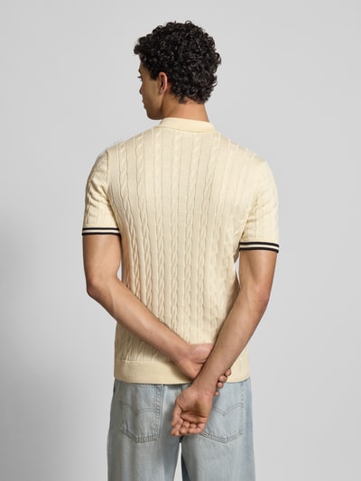 Männermodel trägt Poloshirt mit Label-Stitching von Superdry aus reiner Baumwolle, Slim-Fit, Gerippte-Abschlüsse, Polokragen, Rückenlänge 71 cm, Ganzkörperansicht Rückansicht.