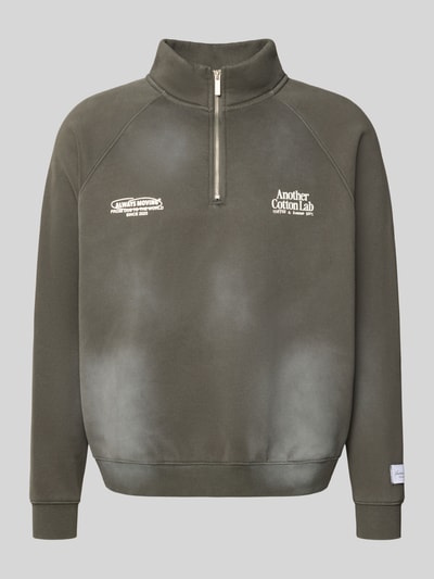 Produktfoto, Sweatshirt mit Stehkragen von ANOTHER COTTON LAB aus Baumwoll-Mix, lockerer Schnitt, kurzer Reißverschluss, Label-Details, gerippte Abschlüsse, Rückseite und Ärmel mit Farbverlauf, Länge 63 cm, Ärmel 50 cm bei Größe M.