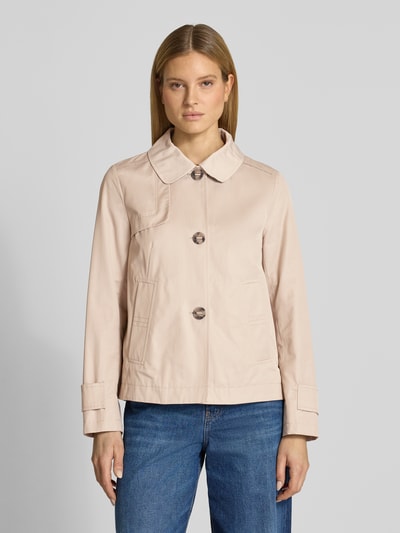 Frauenmodel trägt Jacke mit Umlegekragen und Eingrifftaschen von Gil Bret in Beige, Baumwoll-Mix, Regular Fit, Nahaufnahme Oberkörper.