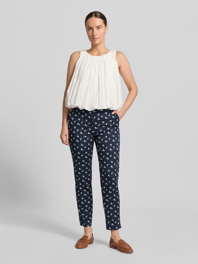 Vrouwenmodel draagt Hose im Allover-Look met riem van Christian Berg Woman, katoen- en viscosemix, slim fit, verkorte pasvorm, all-over look, riem, bandwijdte maat 36: 40 cm, binnenbeenlengte maat 36: 70 cm, ganzekorpsaanzicht van voren.