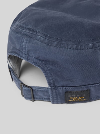 Produktfoto, Military Cap mit Logo-Stitching von camel active aus reiner Baumwolle, verstärkter Schirm, regulowany pasek, wyhaftowane otwory, niebieski kolor, wyraźna struktura tkaniny