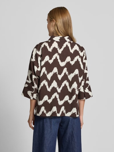 Frauenmodel trägt Bluse aus Viskose-Mix mit 3/4-Arm Modell 'FAWEN' von OPUS PANTS, Zickzack-Muster, Leinen-Viskose-Anteil, Ganzkörperansicht Rückansicht.