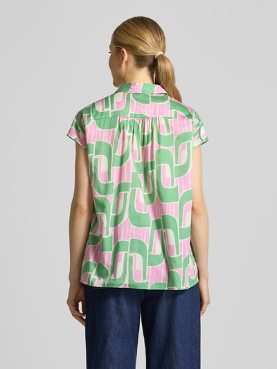 Männermodel trägt Regular Fit Bluse im Allover-Look von Milano Italy, zielone i różowe geometryczne wzory, czysta bawełna, krój regular fit, kołnierzyk koszulowy, plisa guzikowa, rękawy z mankietem, długość tyłu w rozmiarze 36: 68 cm, widok całej sylwetki z tyłu