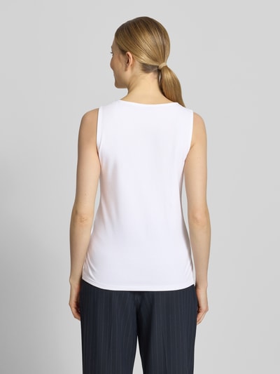 Frauenmodel trägt Top mit Rundhalsausschnitt von More & More, weiß, Baumwoll-Elasthan-Mix, Regular Fit, Ganzkörperansicht Rückansicht.