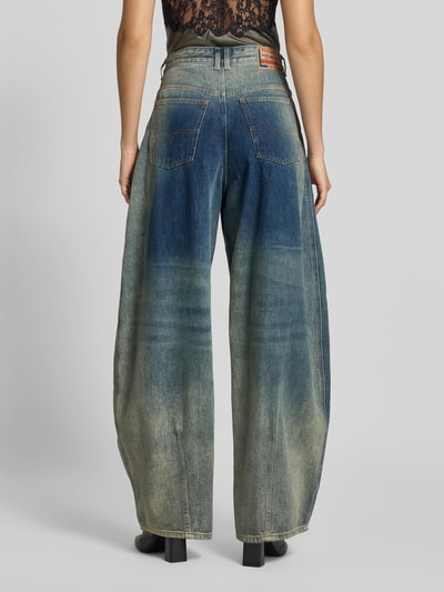 Vrouwenmodel draagt Loose Fit Jeans uit katoenmix van Diesel, used-look, 5-pocketmodel, blauwe en beige tinten, geheel van achteren.