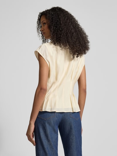 Vrouwenmodel draagt Taillierte Bluse aus Modal-Mix van Jake*s Collection in lichtgeel, getailleerde fit, hemdkraag, achteraanzicht, ruglengte 55 cm.