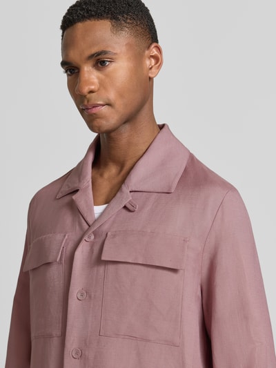 Männermodel trägt Regular Fit Hemdjacke aus Leinen-Viskose-Mix von Antony Morato in Altrosa mit Reverskragen und Brusttaschen, Nahaufnahme Oberkörper.