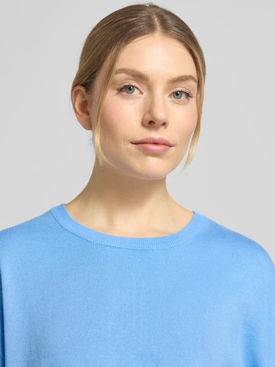 Frauenmodel trägt Strickshirt aus Viskose-Mix Modell 'Conny' von FREE/QUENT in Blau, Relaxed-Fit, Rundhalsausschnitt, Nahaufnahme Oberkörper.