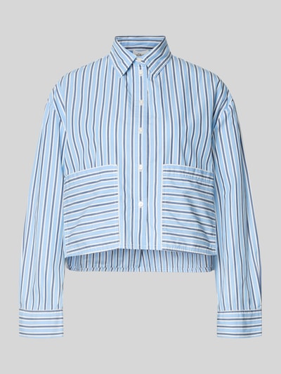Produktfoto, Loose Fit Langarmbluse aus reiner Baumwolle von s.Oliver RED LABEL in Hellblau mit weißen und dunkelblauen Streifen, Hemdkragen, V-Ausschnitt, einreihiger Knopfleiste, aufgesetzten Vordertaschen, aus Popeline mit asymmetrischem Rumpfabschluss.