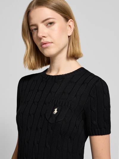 Frauenmodel trägt Regular Fit Strickpullover aus reiner Baumwolle von Polo Ralph Lauren, Optik: Unifarben, Logo-Stitching, Rundhals, Kurzarm, Brusttasche, Strick, Nahaufnahme Oberkörper.