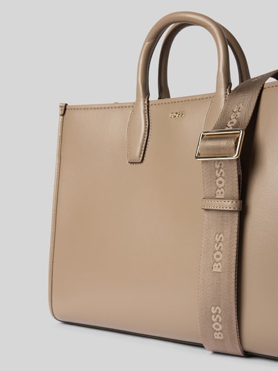 Produktfoto, sandfarbene Umhängetasche mit Label-Detail Modell 'Sandy MED Tote' von BOSS für Damen, glatte Oberfläche, goldene Details