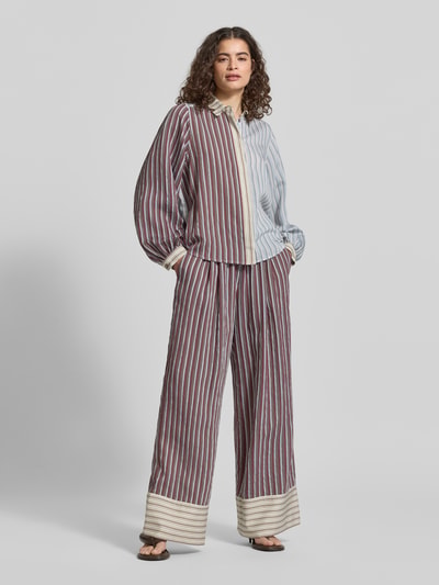 Frauenmodel trägt Hose im Allover-Look mit elastischem Bund von Jake*s Casual aus Lyocell-Mix mit Viskose-Anteil, Relaxed-Fit, Ganzkörperansicht von vorne.