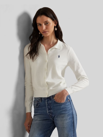 Modelka nosi Slim Fit Strickjacke aus Baumwoll-Mix von Polo Ralph Lauren, biała, krój slim fit, logo, kołnierzyk, długi rękaw, cienka dzianina; zdjęcie w formacie: ujęcie całej sylwetki z przodu