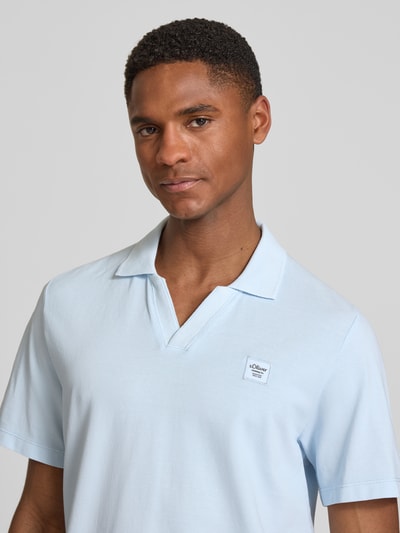 Męski model nosi Regular Fit Poloshirt aus reiner Baumwolle von s.Oliver RED LABEL, efekt: jednolity kolor, naszywka z logo, kołnierzyk polo, dekolt w serek, krótki rękaw, zakończenie rękawów prążkowane, wykończenie: z rozcięciami po bokach, wykończenie materiału: pika, materiał: bawełna; zbliżenie na górną część ciała, przód