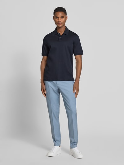Männermodel trägt Regular Fit Poloshirt mit Knopfleiste von bugatti aus reiner Baumwolle, feines Strukturmuster, Ganzkörperansicht von vorne.