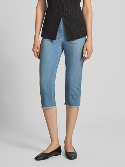 Vrouwenmodel draagt Slim Fit Caprijeans aus Baumwoll-Mix mit elastischem Bund van Raphaela By Brax, lichtblauw, Nahaufnahme onderlichaam, Dames Caprijeans van Raphaela By Brax.