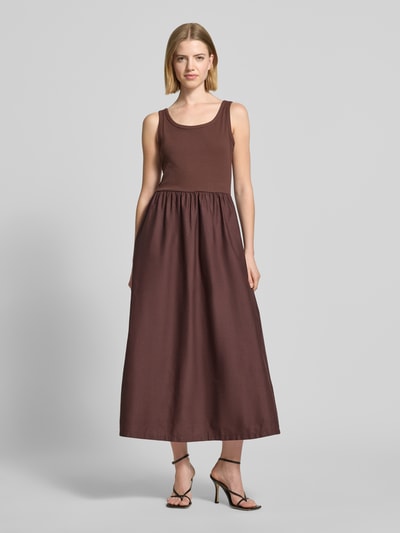Frauenmodel trägt Midikleid im 2-in-1-Look Modell 'SUNNIA' von B.Young in Braun, A-Linie, Baumwoll-Elasthan-Mix, Ganzkörperansicht von vorne.