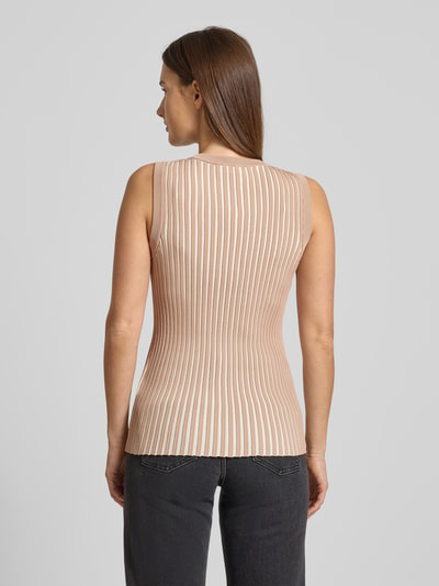 Kobiece modelka nosi Top z dzianiny z mieszanki wiskozy od LIU JO SPORT, krój slim fit, efekt prążkowania, ozdobne guziki, długość tyłu 59 cm, okrągły dekolt, detal z logo, widok całej sylwetki od tyłu.