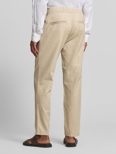 Męski model nosi Straight Fit Leinenhose mit elastischem Bund Modell 'Barton' von Matinique, mieszanka lnu i bawełny, beż, tylna pełna sylwetka