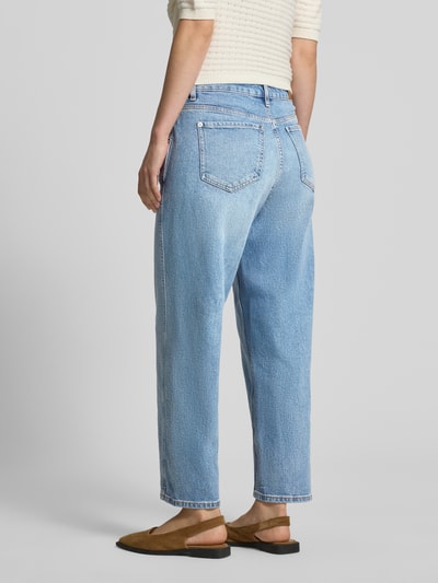 Vrouwenmodel draagt Wide Fit Jeans aus Baumwoll-Mix van comma, lichtblauwe katoenmix, gulp- en achterzakken, knoop- en ritssluiting, bandwijdte maat 36: 38 cm, binnenbeenlengte maat 36: 69 cm, ganzkörperansicht rückansicht.