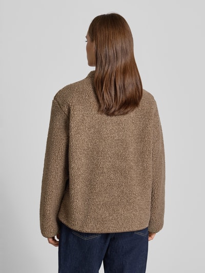 Vrouwenmodel draagt Jacke aus Teddyfell Modell 'VERA' van JJXX, bruin Teddybont, Recht pasvorm, opstaande kraag, zij-steekzakken, drukknoopsluiting, Ruglengte maat S 65 cm, schouderbreedte 42 cm, borstwijdte 56 cm, mouwlengte 60 cm, Ganzkörperansicht Rückansicht