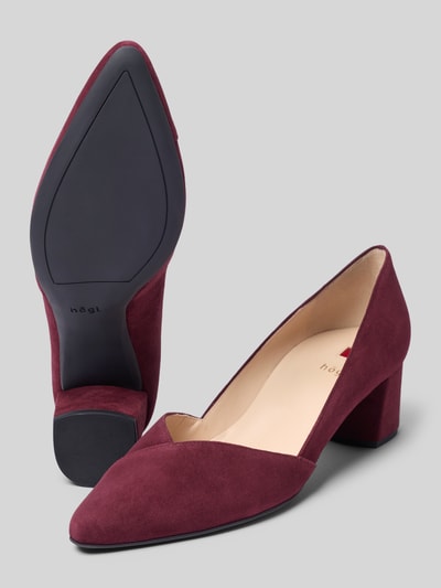 Produktfoto, Pumps aus Leder mit Blockabsatz von Högl in Bordeaux, vorne spitz, glatte Sohle, samtig-matte Textur, neutraler Hintergrund.