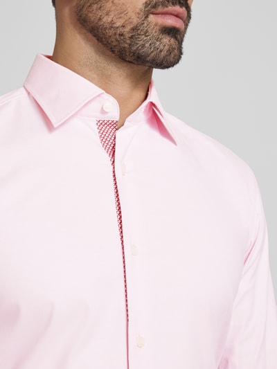 BOSS Koszula biznesowa o kroju slim fit z kołnierzykiem typu kent model ‘Hank’ Różowawy 3