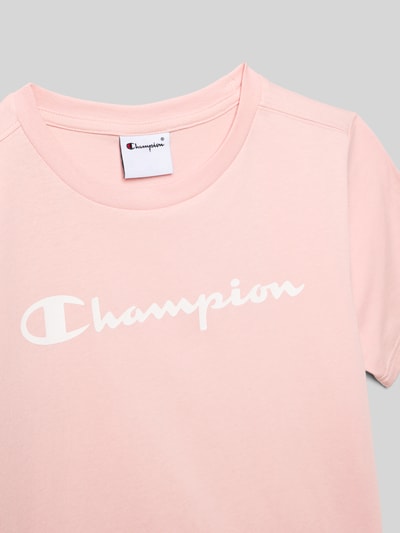 Produktfoto, T-Shirt aus reiner Baumwolle von Champion in Hellrosa mit weißem Label-Print, gerade Passform, Rundhalsausschnitt, glatte Textur