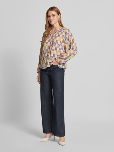 Frauenmodel trägt Regular Fit Bluse aus Viskose im Allover-Look von Emily Van den Bergh, bunte Rechteckmuster, Ganzkörperansicht von vorne. Rückenlänge 61 cm, Ärmellänge 62 cm bei Größe 36.