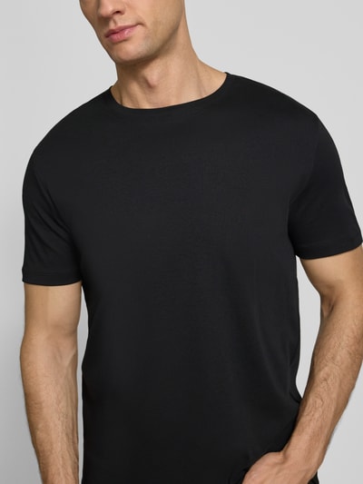Männermodel trägt T-Shirt mit geripptem Rundhalsausschnitt von Christian Berg Men, schwarze Baumwolle, Regular Fit, Nahaufnahme Oberkörper.