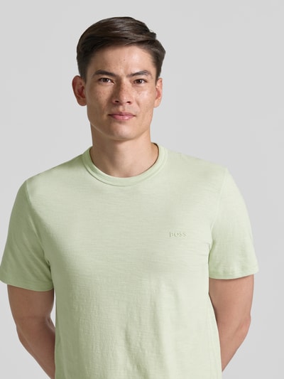 Męski model nosi Regular Fit T-Shirt aus reiner Baumwolle Modell 'TEGOOD' von BOSS Orange, jednolity kolor, logo z przodu, okrągły dekolt, krótki rękaw, bawełna, zbliżenie na górną część ciała