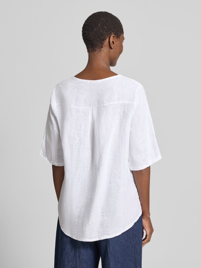 Frauenmodel trägt weiße Regular Fit Leinenbluse mit Stitchings Modell 'Zu44zzi' von ZABAIONE, reine Leinenstruktur, Ganzkörperansicht Rückansicht.