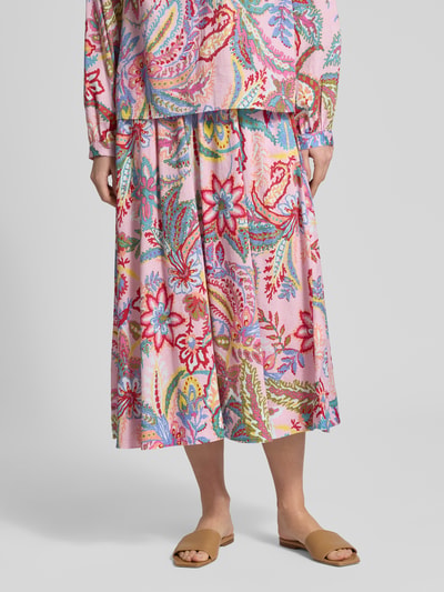 Frauenmodel trägt Regular Fit Midirock mit Allover-Paisley-Print von Milano Italy, bunte Farben, Baumwolle, A-Linie, Ganzkörperansicht von vorne.