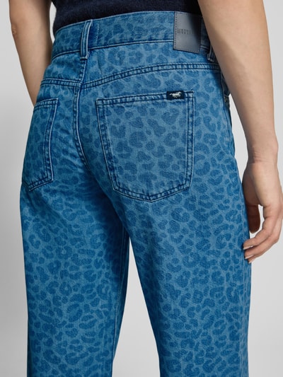 Männermodel trägt Wide Fit Jeans mit Allover-Animal-Print Modell 'Medley' von Mustang aus bawełna, 5 kieszeni, zapięcie na guzik i zamek błyskawiczny, szerokość w rozmiarze 27/32: 39 cm, długość wewnętrzna nogawki w rozmiarze 27/32: 81 cm, niebieskie odcienie z wyrazistą fakturą, detal tylnych kieszeni, detailaufnahme.