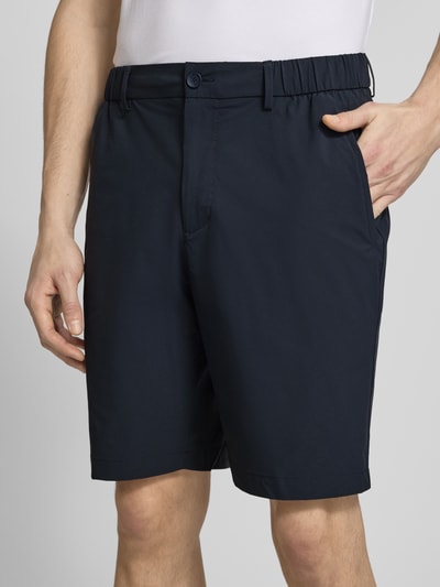Männermodel trägt Regular Fit Shorts mit elastischem Bund Modell 'S_SPEEDFLEX' von BOSS Green in Unifarbe, Nahaufnahme Oberschenkel.
