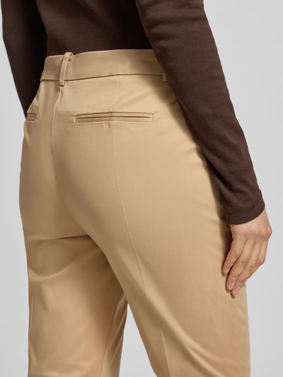 Frauenmodel trägt Stoffhose mit französischen Eingrifftaschen Modell 'DAYS' von B.Young, beiger Baumwoll-Elasthan-Mix, Detailaufnahme Rückansicht.