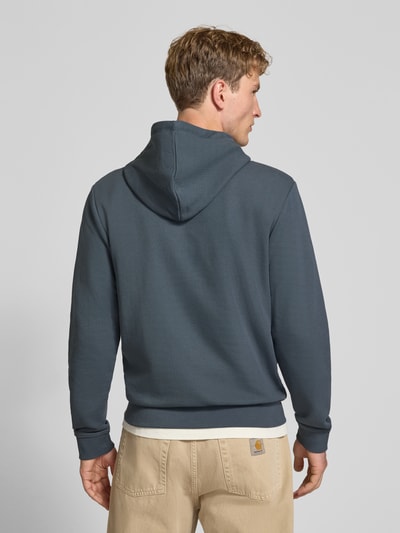 Männermodel trägt Regular Fit Hoodie aus Baumwoll-Mix Modell 'Denver' von JACK & JONES in Blau, elastische Abschlüsse, Rückenansicht, Ganzkörperansicht Rückansicht.