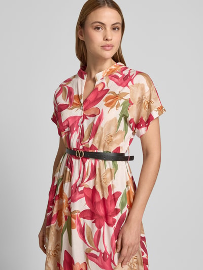 Kobiece modelka nosi kolorowe, kwiatowe Midikleid mit Gürtel Modell 'Za44ritii' od ZABAIONE z bawełny, krój taliowany, tunikowy kołnierz, pasek z metalową klamrą, półrękawy, długość tyłu w rozmiarze S: 115 cm, szerokość w rozmiarze S: 55 cm, długość rękawa w rozmiarze S: 15 cm, zbliżenie na górną część ciała z przodu.