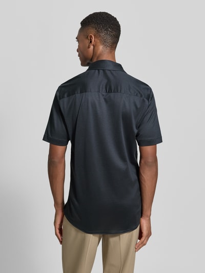 Männermodel trägt Regular Fit Freizeithemd aus Lyocell-Mix von Emporio Armani in Dunkelblau, kurzärmelig, Rückenansicht, Ganzkörperansicht.