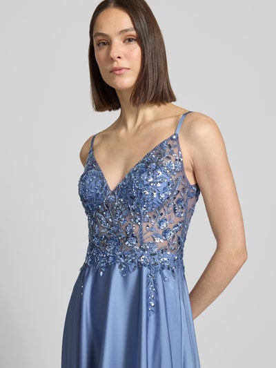 Kobiece modelka nosi Abendkleid mit floralem Pailettenbesatz von Laona w kolorze niebieskim, półprzezroczysty design, spagetti ramiączka, krój slim fit, haft florystyczny, szerokość w rozmiarze 36: 34 cm, zbliżenie na górną część ciała z przodu.