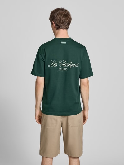 Männermodel trägt Loose Fit T-Shirt aus reiner Baumwolle Modell 'LES CLASSIQUES' von Only & Sons, Optik: Unifarben, Schriftzug-Applikation, Rundhals, Kurzarm, Materialverarbeitung: Jersey, Ganzkörperansicht Rückansicht.